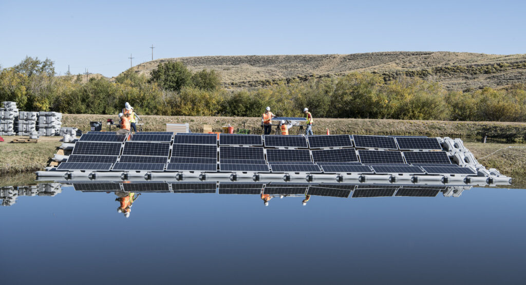''Yenilenebilir enerji kaynaklarının payının yüksek olduğu bir sistemde artık baz yük kavramı anlamını yitirir. Diğer tüm santrallerin kapatılıp yalnızca yenilenebilir santrallerinin çalışması gereken dönemler olacağından, asıl ihtiyaç artık baz yük değil, üretimin hızla artırıp azaltılabileceği, esnek santrallerdir.'' (Fotoğraf: Dennis Schroeder: NREL)