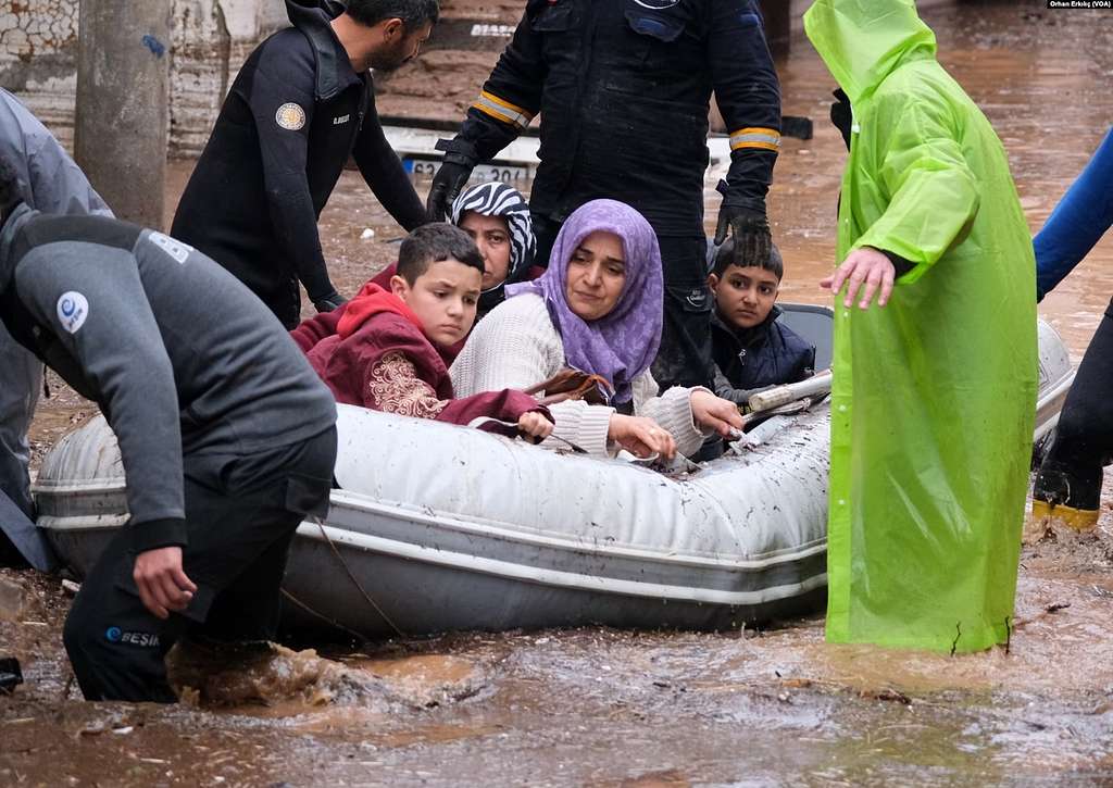 ''ETS gelirlerinin yalnızca yarısının özel bütçeye gitmesi tabii ki yeterli değil. Bu miktarın tamamen yeşil dönüşüme harcanacağı söyleniyor. Ancak ben bu bütçenin içerisinden adil geçişe ayrılacak payın da çok yüksek olması gerektiğini düşünüyorum. Özellikle düşük gelirlileri korumak adına bu gerekiyor.''