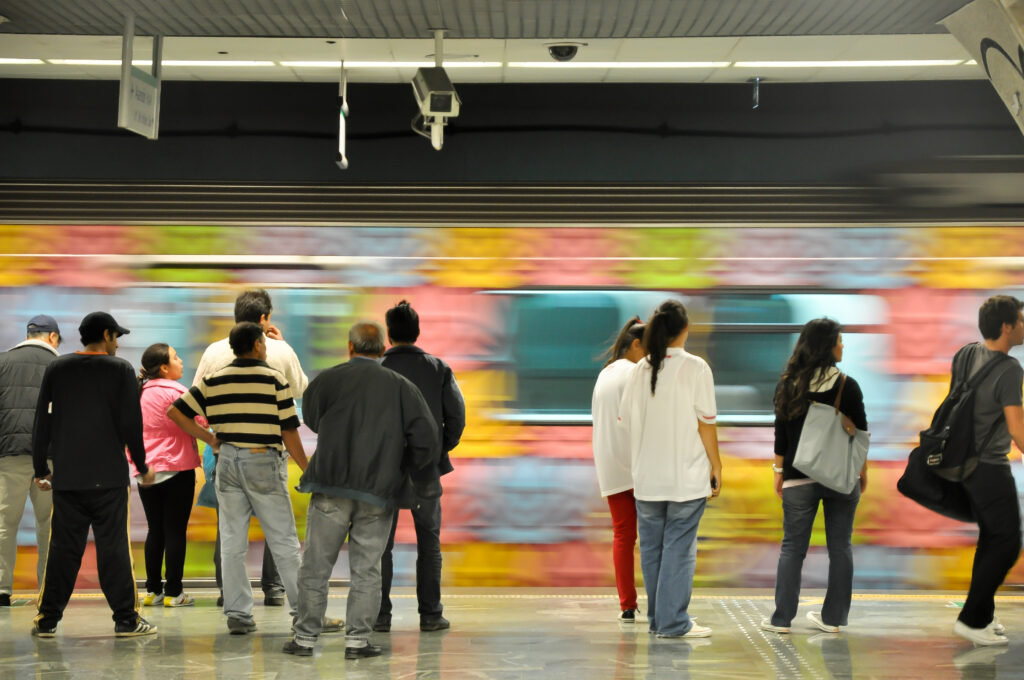 ''Türkiye’de iklim yasası sürecinde iklim karşıtı bir sosyal medya kampanyası yürütüldü. ‘Yapay et yemek zorunda kalacağız’, ‘tarım arazilerine el konulacak’ veya ‘iklim değişikliği bir küresel komplodur’ gibi çeşitli söylemler yaygınlaştı. Ankete katılanların ‘hayatında değişiklik yapmak’tan anladıkları, bu sosyal medya kampanyasında ortaya atılan yapay et yemek zorunda kalacakları veya tarım arazilerinin vergilendirileceği gibi, aslında gerçek olmayan konular olmuş olabilir. Ve bu değişikliği yapmak istemediklerini ifade etmiş olabilirler.''