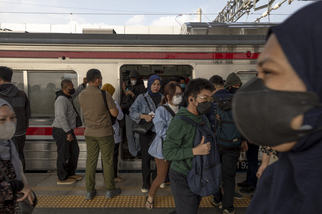 ''Uluslararası Adalet Divanı’na göre temiz, sağlıklı ve sürdürülebilir bir çevre, pek çok insan hakkının ön koşulu olan zorunlu bir temel hak. Bu bağlamda devletlerin; sağlık hakkı, yaşam hakkı gibi haklarla ilgili yükümlülüklerini yerine getirebilmeleri için temiz, sağlıklı ve sürdürülebilir çevre hakkını güvence altına almaları gerekiyor.'' (Fotoğraf: Aji Styawan)