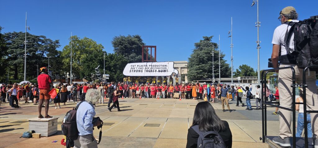 Müzakerelere gelenlerin kayıt olmaya başladığı 4 Ağustos tarihinde Palais des Nations kompleksi önünde, yüzlerce STK’nın ortaklaşa organize ettiği bir eylem gerçekleştirildi. ‘‘Plastik üretimini kes! Yokoluşumuza neden olma! Şimdi Güçlü bir Plastik Anlaşması Zamanı’’ sloganıyla gerçekleştirilen eylemde kırmızı, turuncu ve sarı renklere bürünmüş katılımcılar, plastik üretimindeki artışın doğa ve insan sağlığı üzerindeki yıkıcı etkilerine dikkat çektiler. (Fotoğraf: Sedat Gündoğdu)