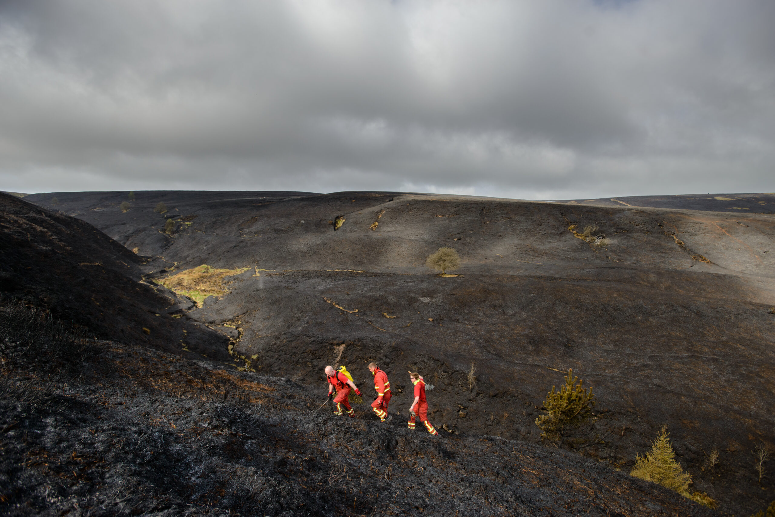''Bundan sonra bu yangınlar, Türkiye’nin dört bir yanında, yılın 12 ayı boyunca gerçekleşecek. Bizim tartışmamız gereken asıl mesele, elimizde ne kadar helikopterin veya uçağın bulunduğu değil. Yakıt yükünü nasıl yöneteceğimize odaklanmalıyız.'' (Fotoğraf: Alastair Johnstone-Hack / Climate Visuals)