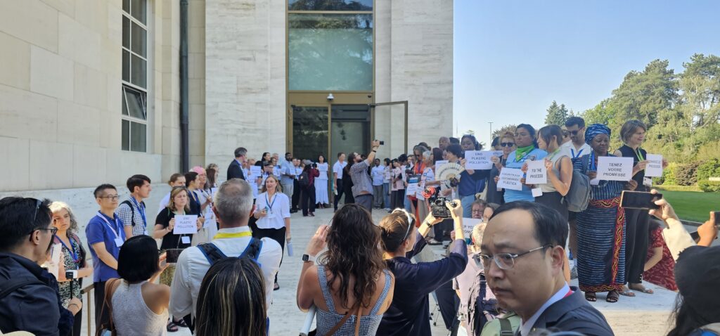 Bir diğer gösteri de temas gruplarında yapılan müzakereler sonrasında oluşan metni görüşmek üzere gerçekleşen ve tüm katılımcıların yer aldığı genel toplantının yapılacağı ana binanın girişinde sivil toplum örgütleri etkili bir plastik anlaşması talep ettiklerine dair pankartları katılımcılara sessizce gösteriyordu. (Fotoğraf: Sedat Gündoğdu)