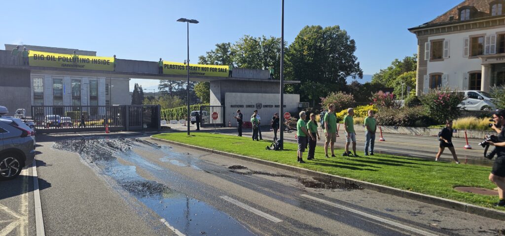 Bir diğer dikkat çekici eylem, 7 Ağustos’ta Greenpeace tarafından gerçekleştirildi. Greenpeace aktivistleri, Palais des Nations girişindeki yolları siyah boya ile kaplayarak, fosil yakıt endüstrisinin Plastik Anlaşması üzerindeki etkisini "petrol iziyle" simgeleştirdi. "Plastik Anlaşması Satılık Değildir" ve “Büyük kirleticiler içeride” yazılı dev pankartlar, BM binasının çatısından sarkıtıldı. Nitekim Uluslararası Çevre Hukuku Merkezi (CIEL) tarafından yayınlanan rapor, müzakerele en az 234 fosil yakıt ve kimya endüstrisi lobicisinin katıldığını ortaya koyuyordu. Bu sayı, Avrupa Birliği üyesi 27 ülkenin toplam diplomatik delegasyon sayısından, Bilim İnsanları Koalisyonu katılımcılarından ve Yerli Halklar Platformu katılımcılarından kat kat daha fazla. (Fotoğraf: Sedat Gündoğdu)