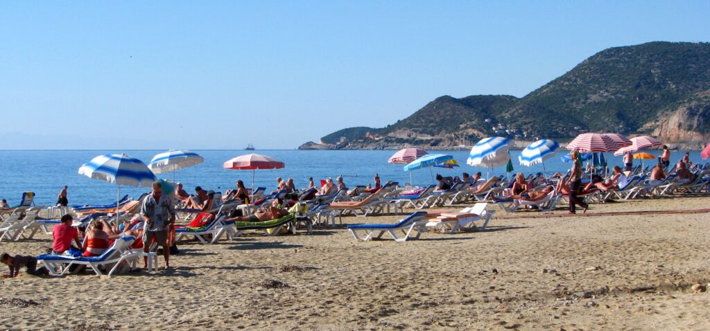 ''Türkiye’nin de içinde yer aldığı, ayrıca Kıbrıs ve Levant’ı kapsayan Doğu Akdeniz’de ise ısı stresi, sıcaklıklardan ziyade nem oranındaki artışla ilgili. Yükselen deniz suyu sıcaklıkları ve artan buharlaşma nedeniyle havadaki nem oranının yükselmesi, ısı stresini tetikliyor.'' (Fotoğraf: “Alanya Cleopatra Beach on a November day” by Özgür Mülazımoğlu, CC BY-NC-SA 2.0)