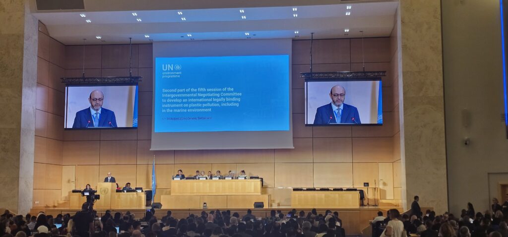 Suudi Arabistan’ın en çok istediği konsensus yönteminde, tüm ülkelerin metin üzerinde itirazsız anlaşmaya varması gerekiyor. Tek bir ülkenin itirazı, süreci durdurabiliyor. Bu yöntem izlenirse, tek bir ülkenin bile süreci tıkaması mümkün olabilecek. Oylama yöntemi ise etkili bir anlaşma isteyen ve çoğunlukta olan ülkelerin talebi. (Fotoğraf: Sedat Gündoğdu)