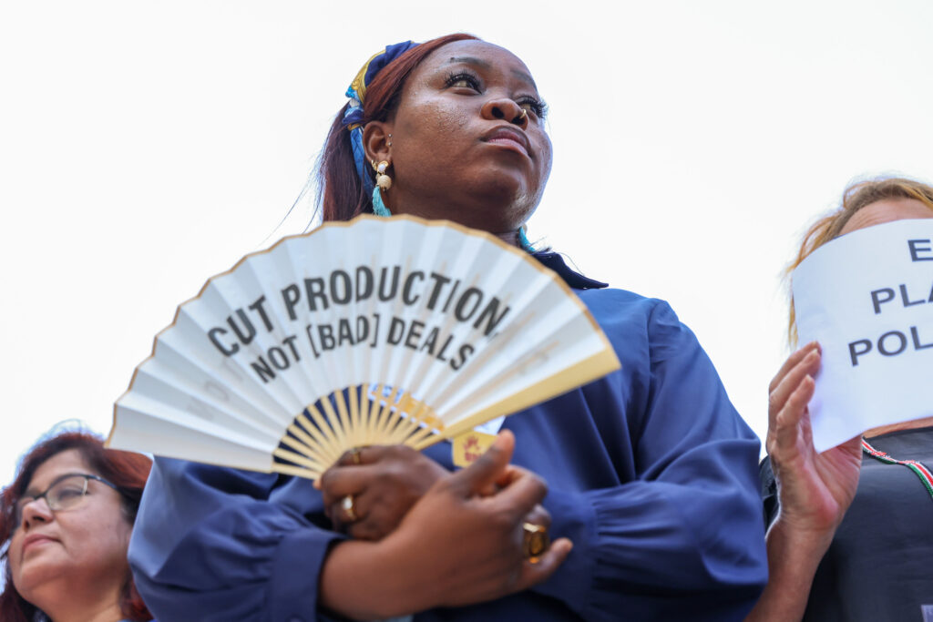 Aynı gün, BM binasının içinde de yaratıcı ve ironik gösteriler yapıldı. Plastiklerle kaplanmış beyin şeklinde şapkalar takan gözlemciler, çeşitli enstalasyonlar, mesaj içeren tişört, şapka ve yelpazeler, plastiksiz bir dünyanın gerekliliğine dikkat çekiyordu. (Fotoğraf: Florian Fussstetter/ UNEP)