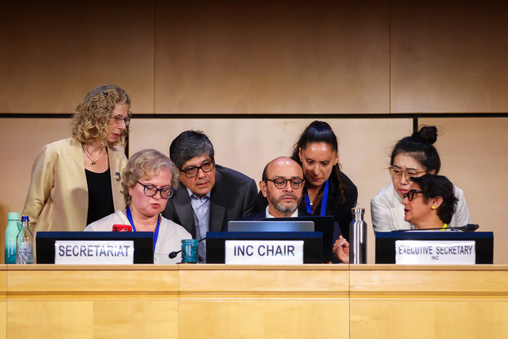 UNEP 13 Ağustos Çarşamba günü, yani müzakerelerin ikinci haftasında, şok etkisi yaratan bir taslak metin yayınladı. Oturum başkanı Luis Vayas Valdivieso tarafından hazırlanan bu taslakta ne plastik üretiminin kısıtlanmasından, ne plastiğin olumsuz sağlık etkilerinden, ne atık ticaretinin sınırlandırılmasından ne doğru düzgün bir finansal mekanizma yaratılmasından ne de adil geçişten bahsediliyordu. (Fotoğraf: Florian Fussstetter/ UNEP)