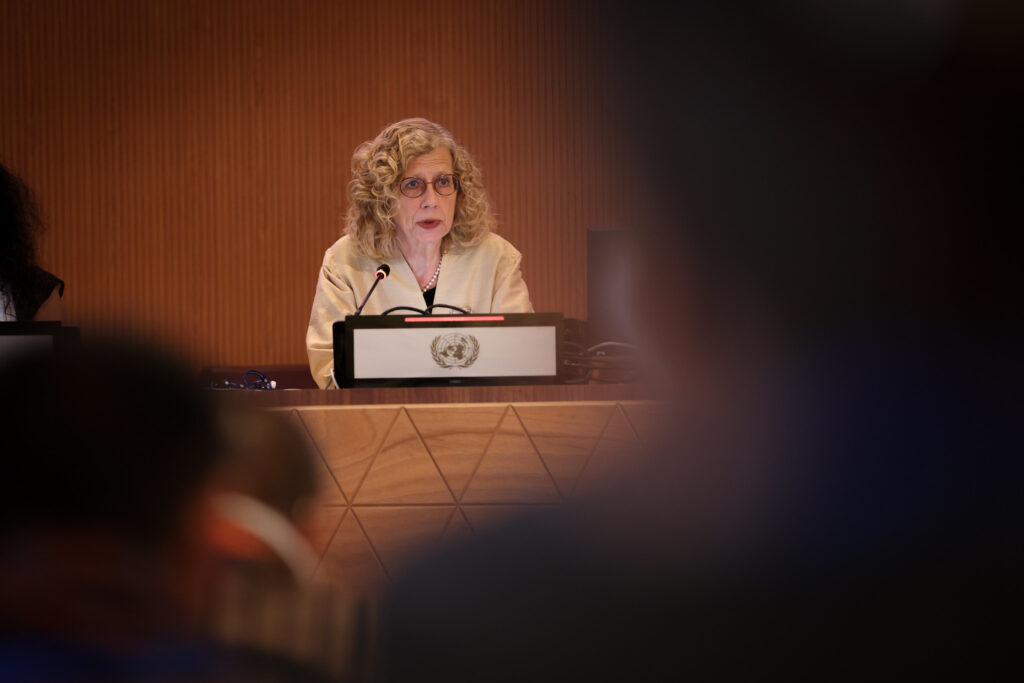 Petrol üreten ülkelerin dayatmaları sonucunda tıkanan süreç, Birleşmiş Milletler Çevre Programı (UNEP) tarafından yeterli şeffaflıkta sürdürülemedi. Bu durumda, Temmuz ayı sonunda The Guardian gazetesinin bir haberine konu olan, UNEP ve Suudi Arabistan arasındaki şaibeli yakınlaşmanın etkili olup olmadığı ise belirsiz. (Haberde, Suudi Arabistan’ın 2019 yılında çevre koruma danışmanlığı sağlanması karşılığında UNEP ile 25 milyon dolarlık bir anlaşma imzaladığı, ayrıca 2020-2024 yılları arasında UNEP’e 20 milyon dolardan fazla bağış yaptığı aktarılıyor.) (Fotoğraf: Florian Fussstetter/ UNEP)