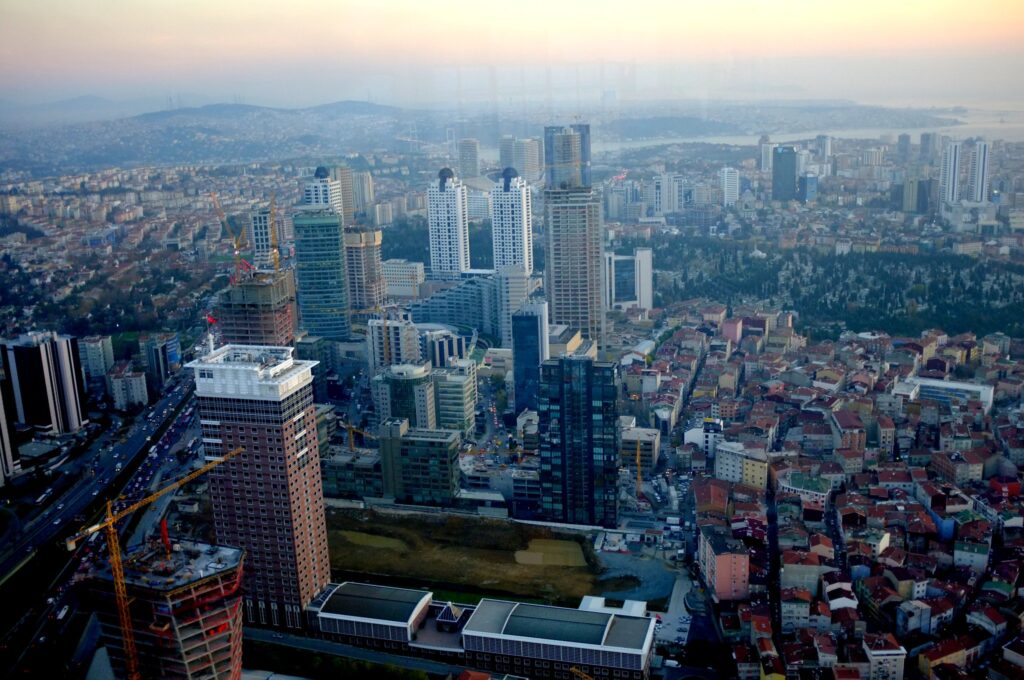 İstanbul’da kişi başına düşen yeşil alan yalnızca 7,2 metrekare. Bu miktar, Beyoğlu, Kadıköy, Üsküdar ve Şişli gibi 22 ilçede ise 3,5 metrekareyi geçmiyor. Avrupa’da kişi başına düşen yeşil alan ortalaması ise 72,5 metrekare. Viyana ve Helsinki gibi şehirlerde, kişi başı yaklaşık 60-65 metrekare yeşil alan bulunuyor. Yeşil alanların daha sınırlı olduğu Atina (23) ve Paris (15) gibi şehirlerde dahi söz konusu miktarlar, İstanbul ortalamasının en az iki kat üzerinde. (Fotoğraf: “Istanbul skyline” by tayfun, CC BY-NC 2.0)