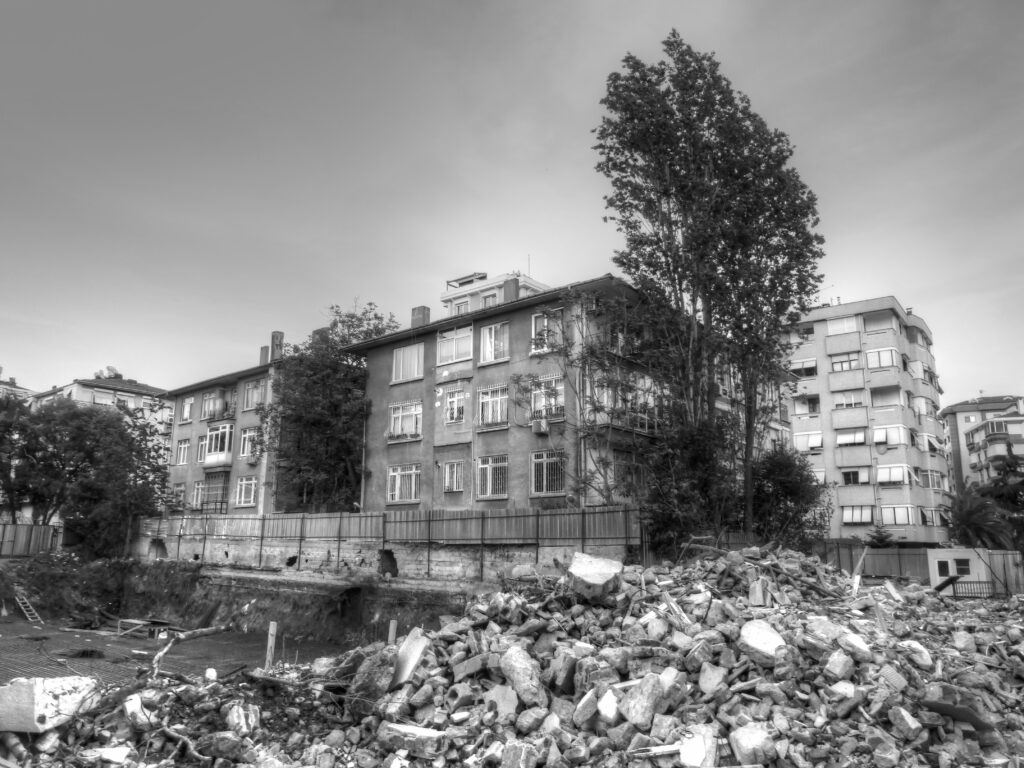 ''Konut emisyonlarını hızla azaltmak için dikkat edilmesi gereken birkaç unsur var. Her şeyden önce, konutlarda fosil yakıtlardan çıkış, elektrifikasyon, enerji verimliliği tedbirlerinin alınması gibi adımlar, en aciliyetle izlenmesi gereken politikalar olmalı. Yeni binalarda fosil yakıtlı sistemlerin yasaklanması şart. Mevcut binalarda ise kademeli olarak hedefler konmalı.'' (Fotoğraf: Nevit Dilmen)