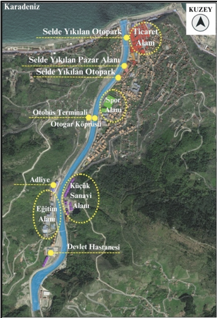 ''İnebolu’da iki sene üst üste yaşanan sel felaketlerde Söke Çayı taştı ve pazar yeri, köprüler, otopark gibi kamusal alanlar su altında kaldı. 2022 yılında yıkılan köprüler, ulaşımı felç etti. Pazar alanının dere yatağına inşa edilmiş olması, afetin etkilerini daha da artırdı.'' (Söke Çayı Taşkın Risk Değerlendirmesi, çalışmanın yazarları tarafından hazırlanmıştır.)