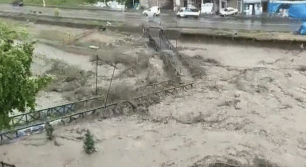 İnebolu'da köprü yıkılmadan önce ve yıkıldıktan sonra. Selin taşıdığı malzemelerin köprüleri tıkaması ve suyun yön değiştirmesine neden olması, ciddi hasara yol açıyor. (Fotoğraf: Zeynep Özdemir ve Merve Özkaynak Yolcu)