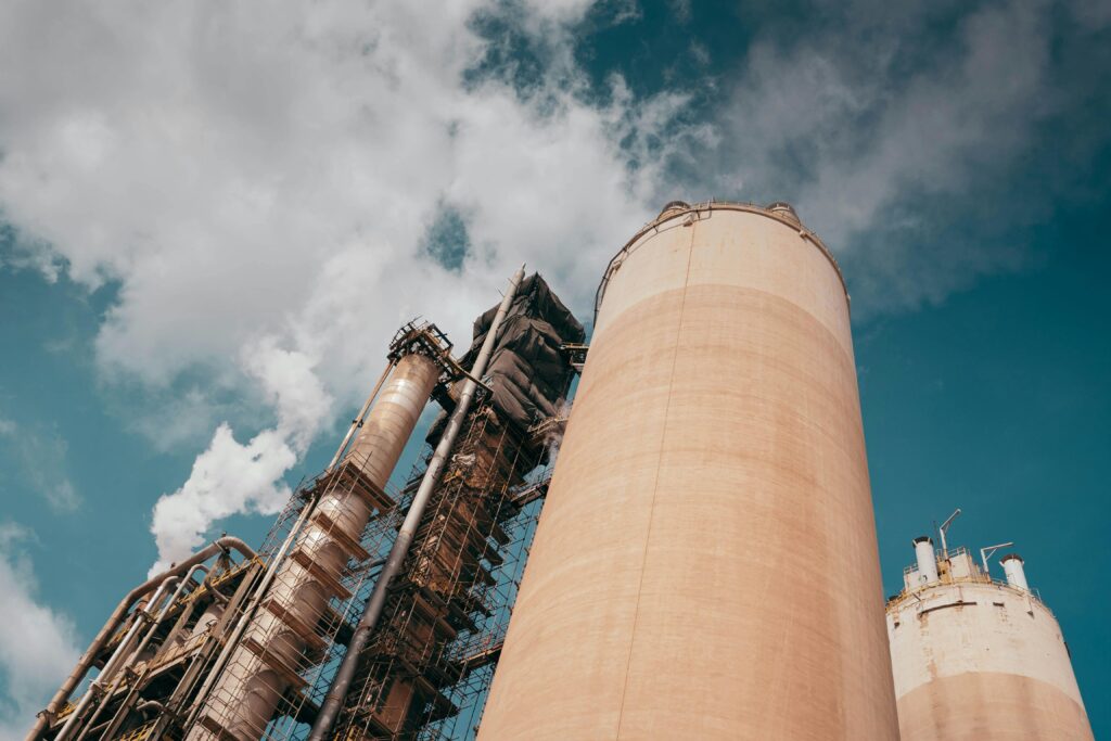 Kotasını aşan şirketlerin, daha az kirliliğe neden olmak için teknolojik yatırımlar yapma veya ETS'den kota satın alma seçeneği bulunacağını anlatan Voyvoda, teknolojik yatırımların teşvik edilmesi için karbon fiyatının düşük olmaması gerekeceğini vurguluyor: ''Bu da ancak var olan seragazı salımları ile hedeflenen salım düzeyleri arasında anlamlı bir fark yaratarak, yani güçlü azaltım hedefleri belirleyerek sağlanabilecek bir şey.'' (Fotoğraf: Abdo Alshreef)