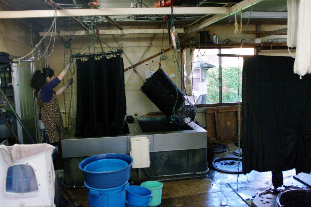 ''Bir tekstil ham maddesini, giyilebilir bir tekstil malzemesine dönüştürebilmek için inanılmaz bir kimyasal muamele yapmanız lazım. Bunu unutmamak lazım: Giydiğimiz eşyalara rengini veren şey, bir kimyasal.'' (Fotoğraf: “Indigo Dye Factory at Morioka Hand-made Factory” by Akihito Fujii, CC BY-SA 2.0)