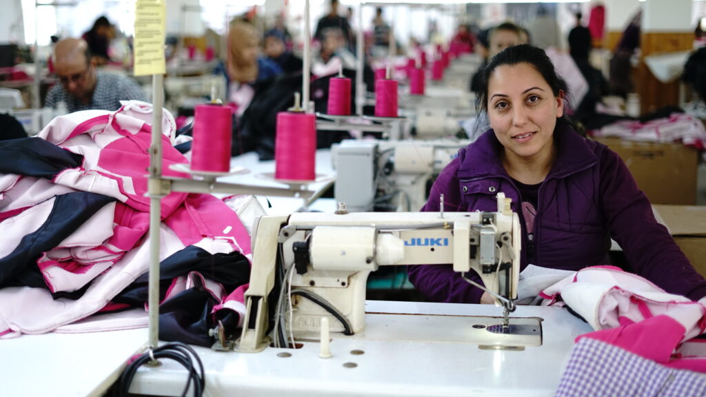 ''Türkiye’de çok önemli üreticiler var ve bunu iyi ilişkiler kurarak devam ettiriyorlar; geleceklerinin, fasonun geleceğiyle iç içe olduğunun farkındalar. Burada markaların biraz daha sorumlu olması, sürece daha fazla dahil olması lazım. Eğer yukarıdan, markadan gelen baskı veya işletme modeli, alt katmanlardaki ilişkiyi desteklemiyorsa, o üreticilerin şarampole yuvarlanmasına neden oluyor.'' (Fotoğraf: Fatma Cankara/ILO)