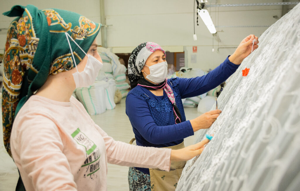 ''Moda endüstrisi, çalışan sayısının çok fazla olduğu bir endüstri. Bütün değer zincirinde 300 milyondan fazla insan çalıştığını biliyoruz; bunların birçoğu kadın. Özellikle tedarik zincirindeki kesim, dikim, paketleme, ütü gibi işleri yapan emektarların neredeyse tamamı kadın. İş gücünün bu kadar yoğun olduğu bir endüstride mutlaka sosyal konuları konuşmak gerekiyor.'' (Fotoğraf: Kıvanç Özvardar, ILO)