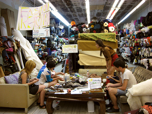 ''Markalara ödenen yüksek fiyatlar, sürdürülebilirliği garanti etmiyor. Sürdürülebilirlik, marka giyinmek değil. Sürdürülebilirlik az ve öz kullanmak, güzel kullanmak, sevmek.'' (Fotoğraf: “Knitting and crochet station” by Culture Push, CC BY-NC-ND 2.0)