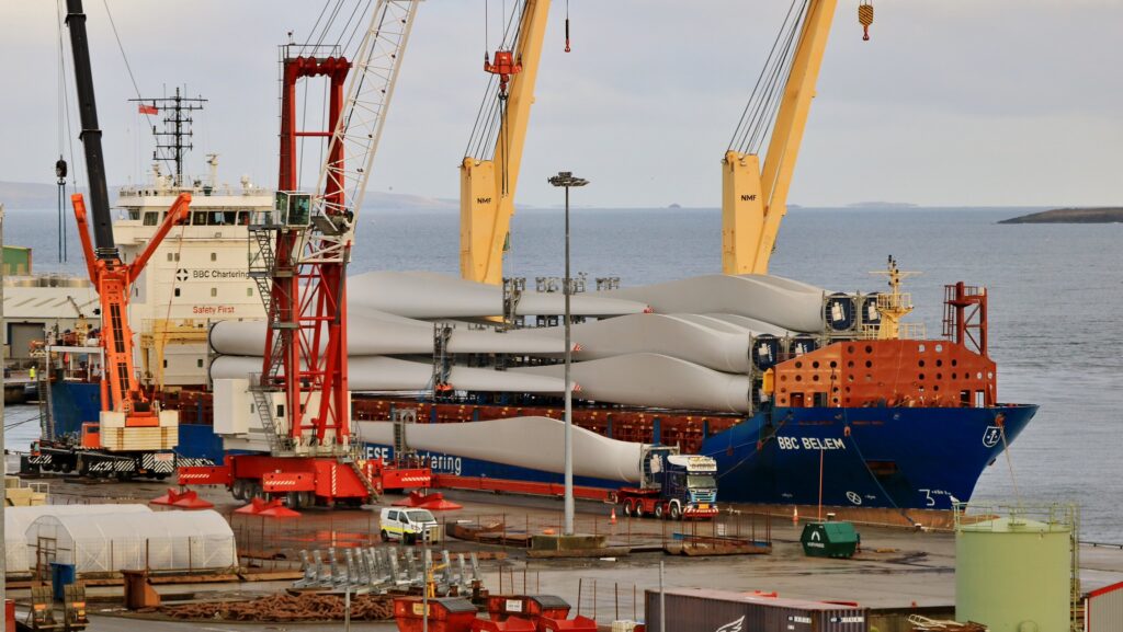 ''Enflasyonu Azaltma Yasası’nın getirdiği teşviklerin çoğu, Cumhuriyetçilerin güçlü olduğu Güney eyaletlerine yönelikti. Güney eyaletlerine yatırımlar geldi, iş gücü yaratıldı, vergiler toplandı. Ekonomik anlamda güneydeki Cumhuriyetçi ağırlıklı eyaletleri zenginleştiren bir yasa oldu. Trump, başkan seçildiğinden bu yana IRA’yı geri çekmeye çalışıyor, bazı Cumhuriyetçiler ise çok yüksek sesle olmasa da direnç gösteriyorlar.'' (Fotoğraf: “BBC BELEM IMG_6941” by Ronnie Robertson, CC BY-SA 2.0)