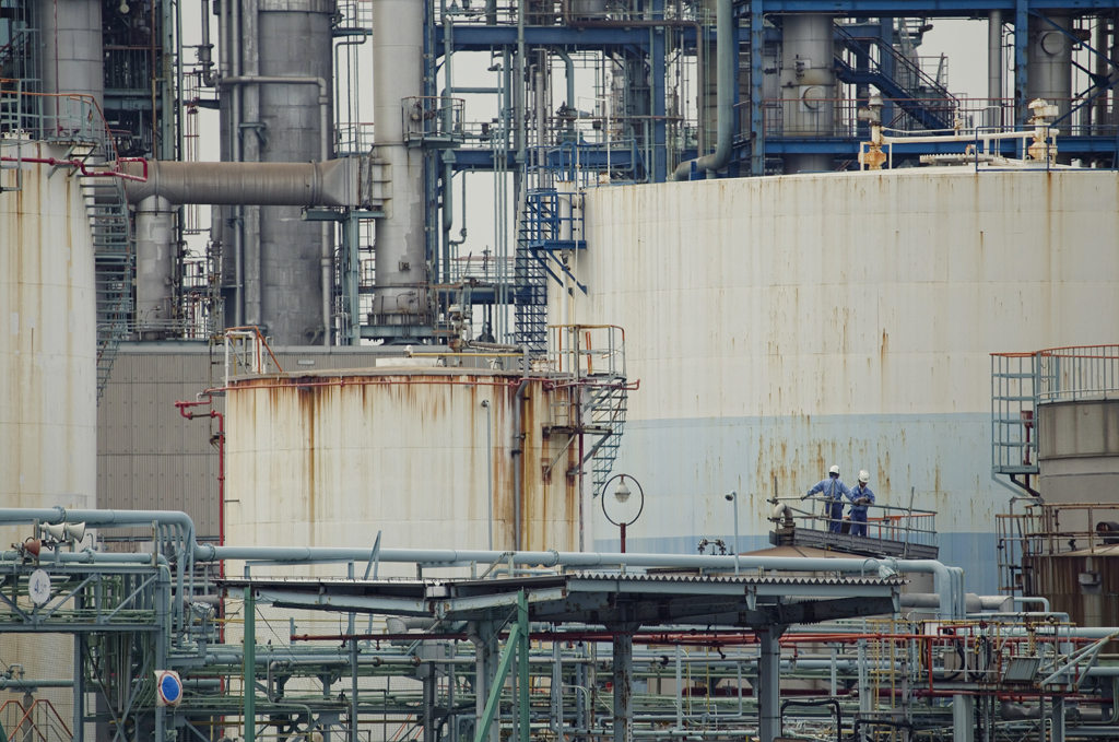 ''Sıcaklık artışını Paris Anlaşması tarafından belirlenen sınırların altında tutabilmek için ton başına karbon fiyatının 2030 yılına kadar 50-100 ABD doları arasında seyretmesi gerektiği hesaplanıyor. Fakat çeşitli ülkelerde uygulanan karbon piyasalarında ortaya çıkan fiyatlar, bu miktarlardan düşük seyrediyor. 2019 yılında, ton başına uygulanan karbon vergisinin ortalaması 26 dolar olarak gerçekleşti.'' (Fotoğraf: “Tokyo 3217” by tokyoform, CC BY-NC-ND 2.0)