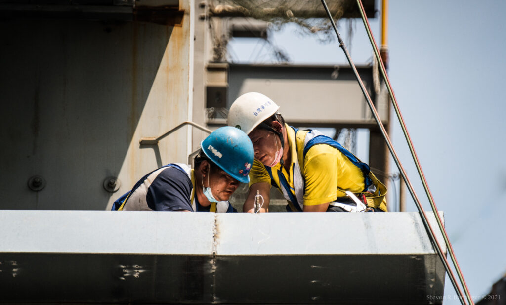 ''Kısa süreli aşırı sıcaklıklara adapte olabilen vücut, uzun süreli maruziyette toparlanma şansı bulamıyor. Özellikle açık havada çalışanlar, bu durumdan doğrudan etkileniyor. Uzayan sıcak stresi; tarım, inşaat ve turizm sektörü çalışanları için sağlık riski anlamına geliyor.'' (Fotoğraf: “construction workers” by Steve (Primus), CC BY-NC-ND 2.0)