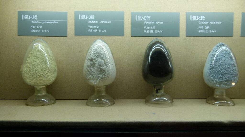 ''Madencilik, sürecin kolay kısmı. Asıl darboğaz, 17 farklı elementi %99.999 saflıkta ayıracak rafinasyon tesisidir. Bu tesislerin tasarımı, inşası ve devreye alınması, muazzam bir mühendislik başarısı gerektirir. Çin’in küresel rafinaj kapasitesinin %85-90’ını kontrol etmesi, 2000 yılından bu yana toplam 57 milyar dolar civarında yatırımlar yapmasıyla mümkün oldu.''