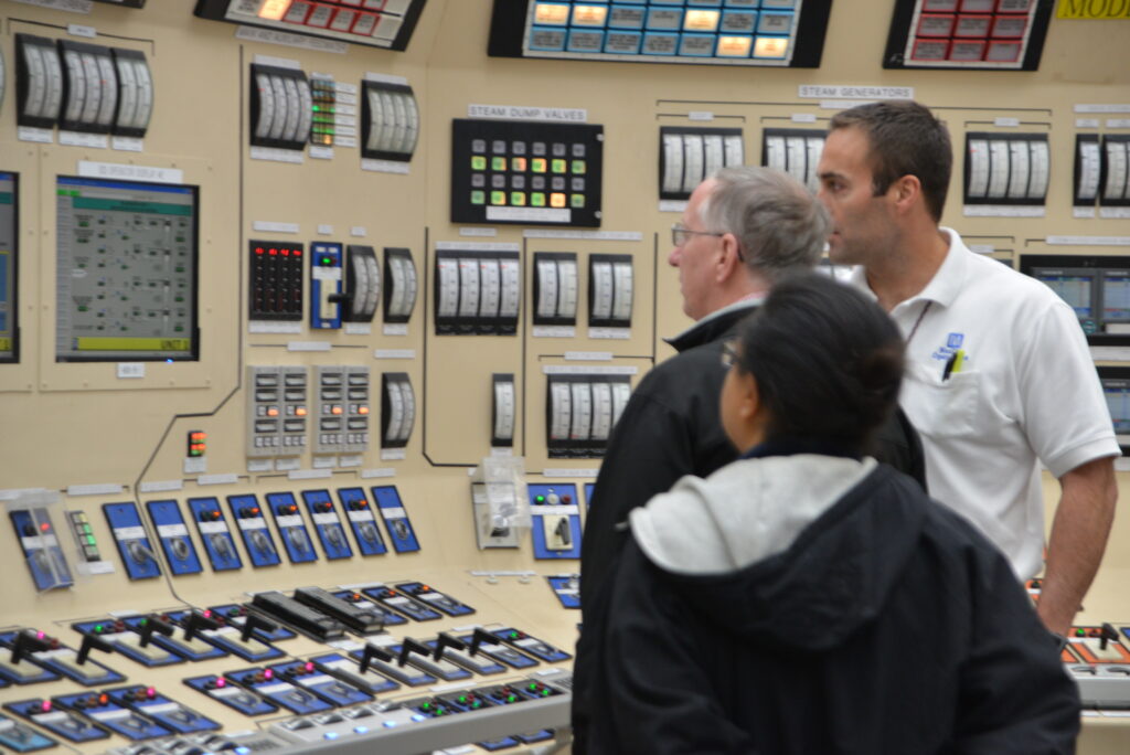 ''Üç Mil Adası (Three Mile Island), Çernobil ve Fukuşima’da yaşanan büyük kazalar, daha önce öngörülmemiş biçimlerde gerçekleşti. Örneğin araba kazalarının büyük çoğunluğu, içkiliyken veya telefonda konuşurken araba kullanmak ya da aşırı hız yapmak gibi beklenen nedenlerle olur. Nükleer reaktörlerde ise durum böyle değildir. Teknolojinin karmaşıklığı nedeniyle büyük kazalar, yeni şekillerde ortaya çıkar.''