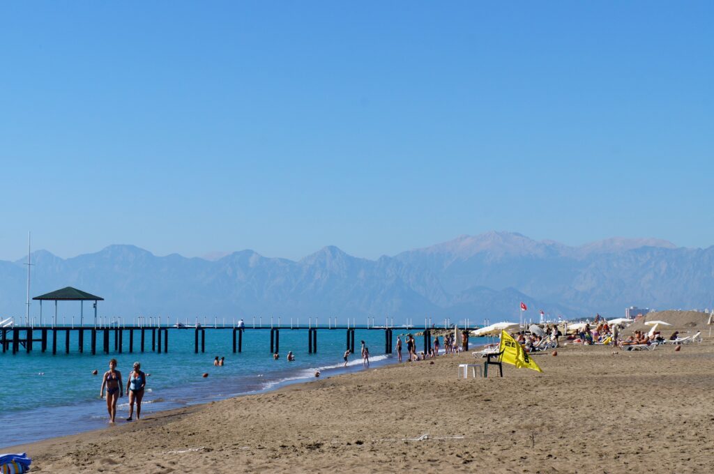 ''Günümüzde Antalya'nın kıyı bandı turizm için uygun iklim koşulları sunarken, yüzyıl sonuna doğru bu alanın %97’sinin belirgin biçimde daralması bekleniyor.'' (Fotoğraf: “Antalya, Turkey 2013 - 33” by Darcie Tanner, CC BY-NC-ND 2.0)