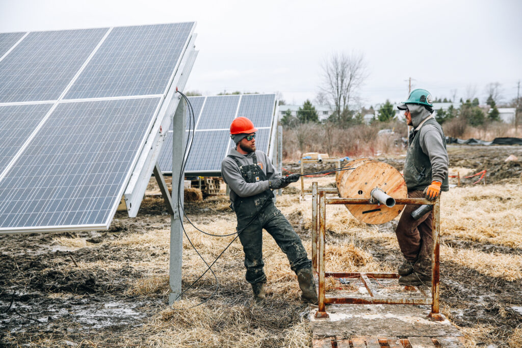 ''Türkiye fosil yakıtlarda çok yüksek oranda dışarıya bağımlı. Her ne kadar savaşın etkilerini henüz çok hissetmese de uzun vadede petrol ve gaz fiyatlarındaki artışın etkilerinden kaçamayacaktır. (...) Bunların yenilenebilir enerjinin artırılmasında bize bir motivasyon sağlayacağına inanıyorum.'' (Fotoğraf: “Renovus Solar” by 100% Campaign, CC BY 2.0)