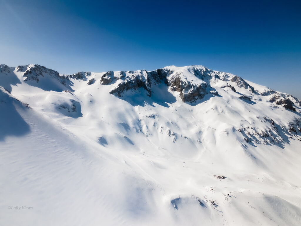 'Tahminlere göre, şu anda ‘‘soğuk’’ kabul edilen birçok iç bölge, 2100 yılına gelindiğinde ‘‘sıcak alanlar’’ kategorisine girecek. Bu yönde değişim gösteren bölgeler arasında Korkuteli ve Akseki bölgelerinin yanı sıra,  kış turizmi ile bilinen Davraz sayılabilir.' (Fotoğraf: “Davraz” by Gökhan Erdoğan, CC BY-SA 2.0)