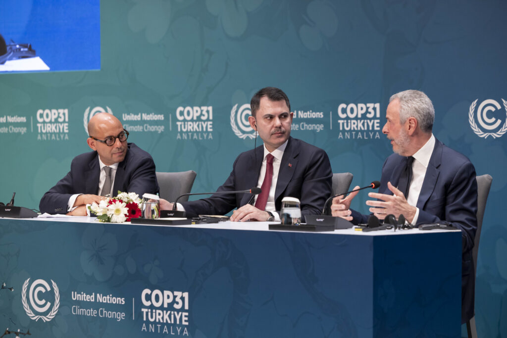 ''COP31 yalnızca diplomatik bir organizasyon değil; Türkiye’nin kendi iklim uyum stratejisini yeniden masaya yatırması ve gelecek nesilleri de gözeterek tanımlaması için kritik bir fırsat olabilir.'' (Fotoğraf: “COP31 Press Conference_12Feb26_COP31 Presidency21” by UNclimatechange, CC BY-NC-SA 4.0)