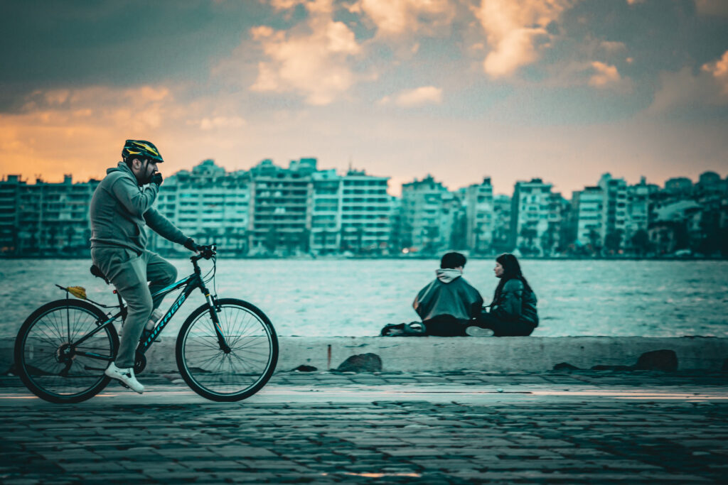 ''Nüfusun genç ve teknolojiye açık olması, dijital çözümlerin ve akıllı ulaşım sistemlerinin hızla benimsenmesini kolaylaştırıyor.'' (Fotoğraf: “Cycle” by Alper T, CC BY-NC-ND 4.0)