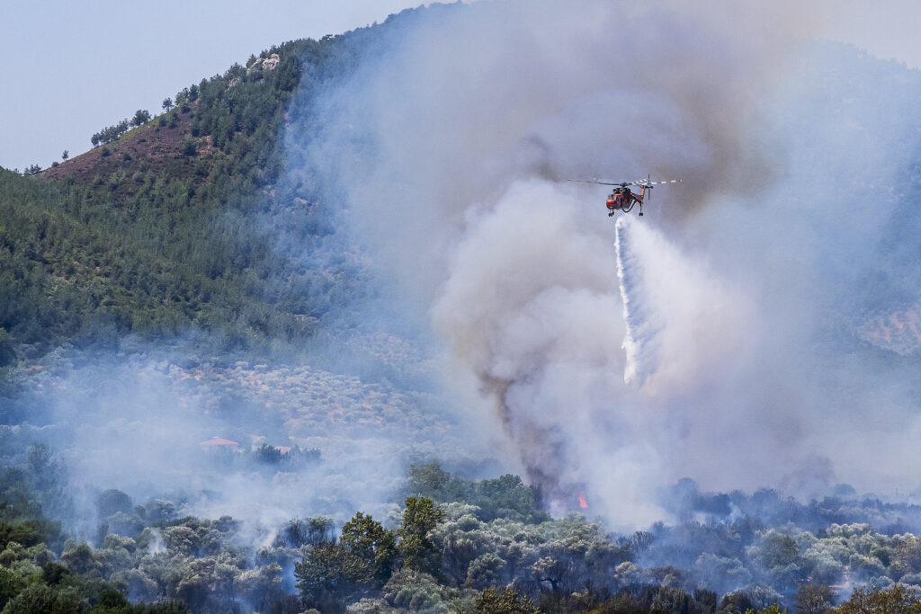 ''Yangın sezonuna yalnızca uçak ve helikopter sayarak hazırlanamayız. Hazırlık, evimizin çevresinden, mahallemizden, köyümüzden, tarlamızdan ve belediyemizin risk planlarından başlamalı.'' (Fotoğraf: “20230731_ArendG7x_20179” by Arend Kuester, CC BY-NC 2.0)