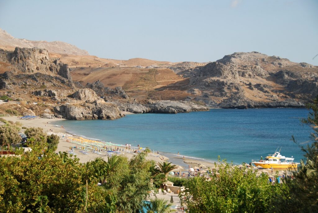 ''Deniz çayırlarının ekonomik katkısı balıkçılıkla da sınırlı değil. Berrak kıyı suları, zengin balık toplulukları ve sağlıklı kıyı ekosistemleri; dalış, şnorkelle yüzme, doğa turizmi ve kıyı rekreasyonu gibi faaliyetlerin temelini oluşturuyor. Deniz çayırları ise bu ekosistemlerin korunmasında kritik rol oynuyor.'' (Fotoğraf: “A Cretan Odyssey - Where Beautiful Beaches Come Out of the Blue!” by Tony Hammond, CC BY-NC-SA 2.0)