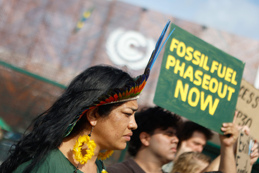 ''COP28’de hükümetler, fosil yakıtlardan adil, düzenli ve eşitlikçi bir şekilde uzaklaşma konusunda mutabık kalmıştı. Kurum, COP31’in bu vizyonu günlük hayata taşıması gerektiğini söylüyor ve günlük yaşamı elektrikleştirmenin, fosil yakıtlardan uzaklaşmanın yolu olduğunu çok net bir şekilde ifade ediyor. Öte yandan Türkiye’nin, Brezilya’nın hazırladığı fosil yakıt yol haritasına dair nasıl bir pozisyon alacağı konusunda pek çok belirsizlik var.'' (İstanbul Politikalar Merkezi İklim Değişikliği Çalışmaları Koordinatörü Dr. Ümit Şahin)