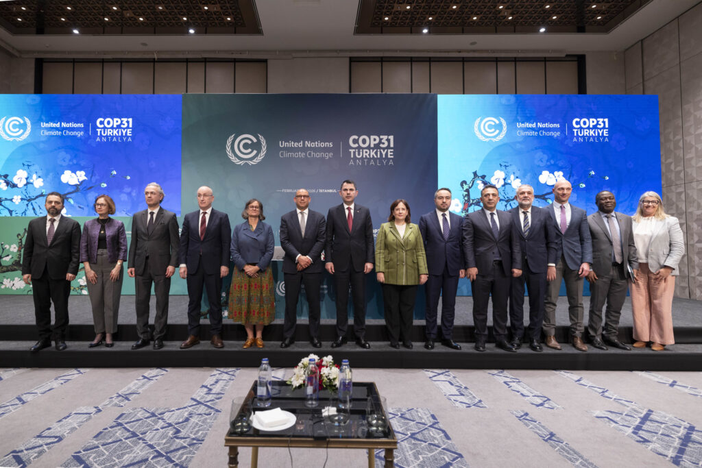 ''İki ülkenin de kömürden çıkış tarihi yok ve fosil yakıt kullanımını artırmaya devam ediyorlar. Yenilenebilir enerji konusunda gelişme kaydettiler. Fakat kredibiliteleri, momentum yaratabilme becerileri ve COP'tan iyi sonuçlar elde edilmesi, bu iki ülkenin kendi evlerinde atacakları adımlara bağlı.'' (Tufts Üniversitesi Fletcher Hukuk ve Diplomasi Okulu Kıdemli Araştırmacısı ve Almanya'nın eski İklim Elçisi Jennifer Morgan)