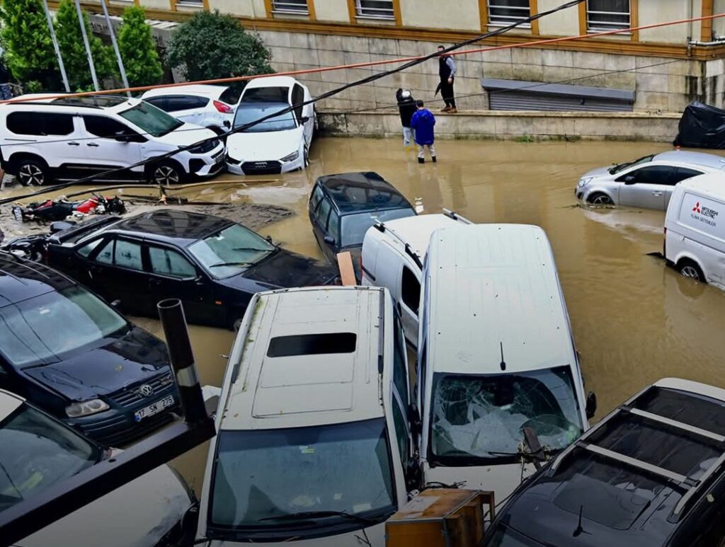 ''MGM, İstanbul'un resmi iklim istatistiklerini Kadıköy, Florya ve Sarıyer istasyonlarından üretiyor. Bu seride 1950’den bu yana ölçülen en yüksek günlük yağış, 10 Eylül 1981’de 136,1 milimetre olarak kaydedilmiş. 14 Ekim’de ise Sarıyer'deki Kireçburnu istasyonu, ön verilere göre 184 milimetre kaydetti. Bu değer kesinleşirse, İstanbul'un resmi serisindeki günlük rekor, yaklaşık yüzde 35 farkla kırılmış olacak.'' (Fotoğraf: Kenan Akkocaoğlu X hesabı) 