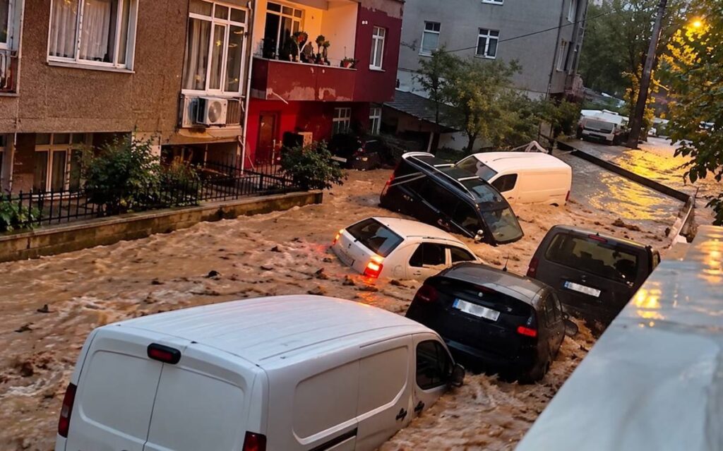 ''Havanın taşıyabileceği su buharı her bir derecelik ısınmada yaklaşık yüzde 7 artıyor ve Hükümetlerarası İklim Değişikliği Paneli (IPCC) günlük aşırı yağışların küresel ısınmanın her bir derecesi için yaklaşık yüzde 7 şiddetleneceğini yüksek güvenle öngörüyor. Saatlik ve daha kısa süreli sağanaklarda artışın bazı bölgelerde bu oranın iki katına çıkabildiği de gösterildi.'' (Fotoğraf: TMMOB X hesabı)